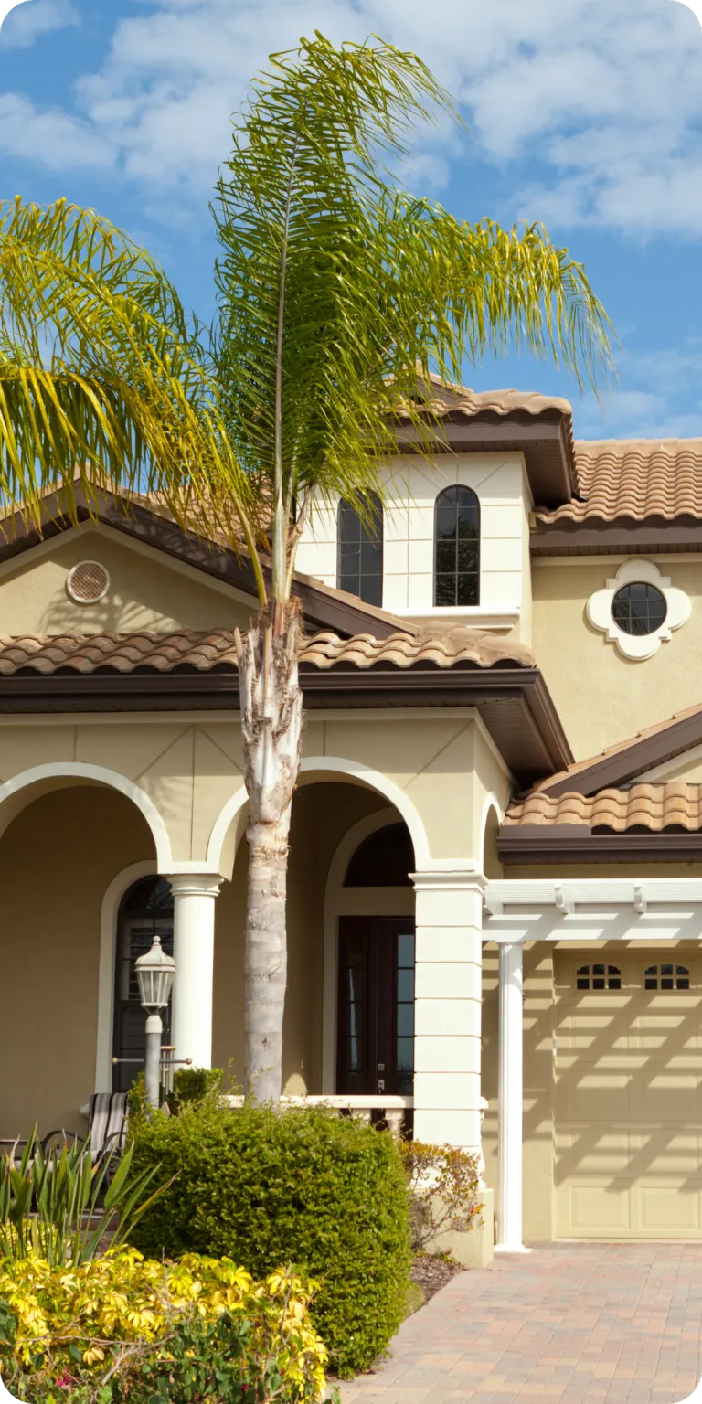 Front view of a well-kept Dundee, FL home with palm trees — symbolizing trust and quality in professional home inspections by A.C.F. Home Inspections.